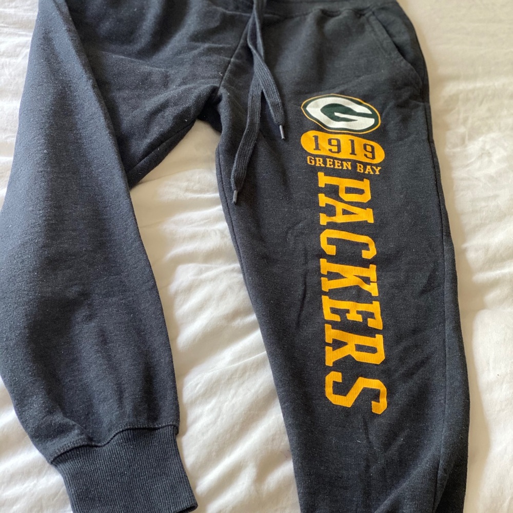 Like new. Size medium. Packer joggers. Dark grey.